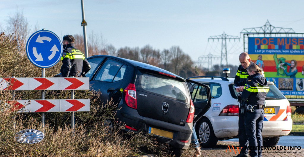 Auto Rijdt Rechtdoor Over Rotonde En Gaat Over De Kop Op ...