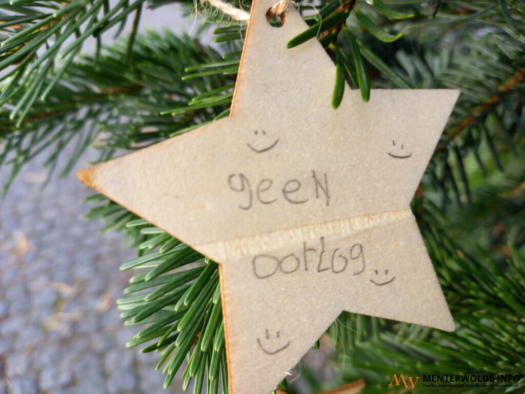 Noordbroek hangt kerstwensen in dorpsboom op Markplein Menterwolde.info